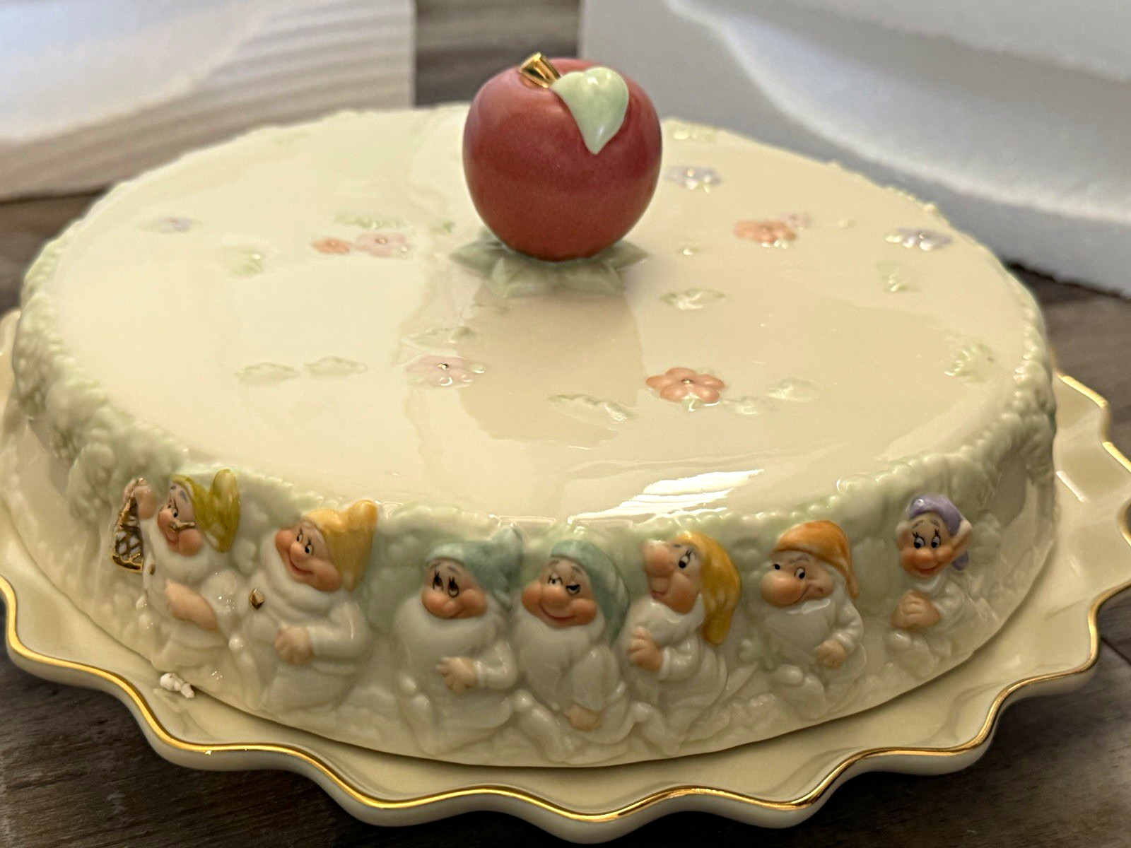 Lenox Disney Snow White & Seven Dwarfs Pie Keeper 2005 24K Gold COA Box RARE