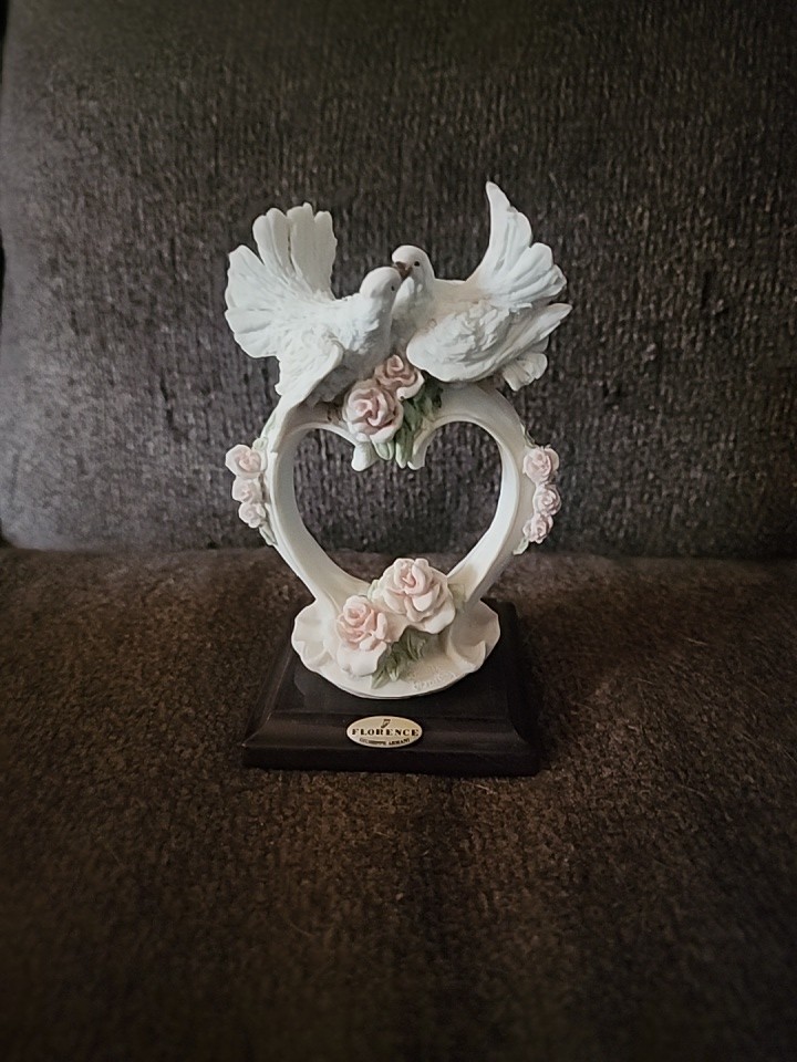 Vintage GUISEPPE ARMANI ~ EVERLASTING Florence Sculpture Figurine Doves Heart