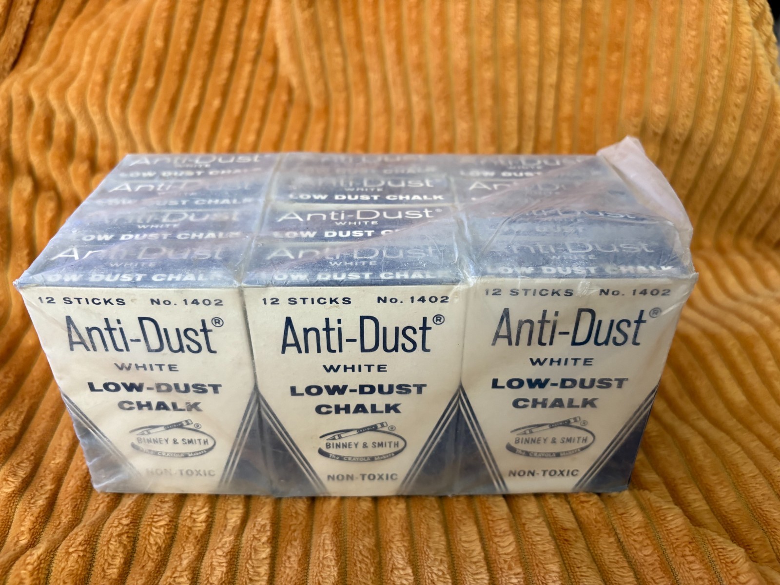 NOS Vintage White Anti-Dust Chalk #1402 Binney&Smith, The Crayola Makers 12 pack