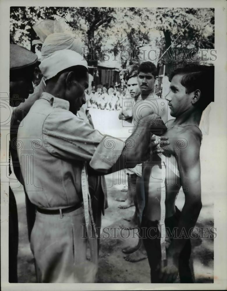 1962 Press Photo Delhi India man takes measurement test to join Indian Army