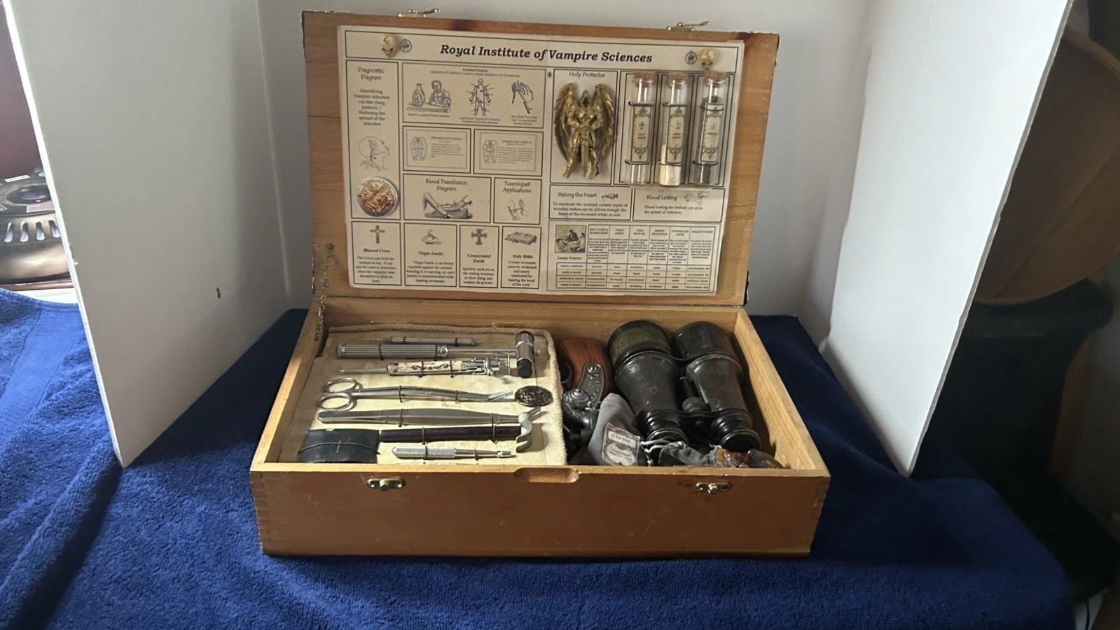 Vampire Hunter Slayer Kit Replica 555-2a Prop. Dr. Louis Von Black Kit