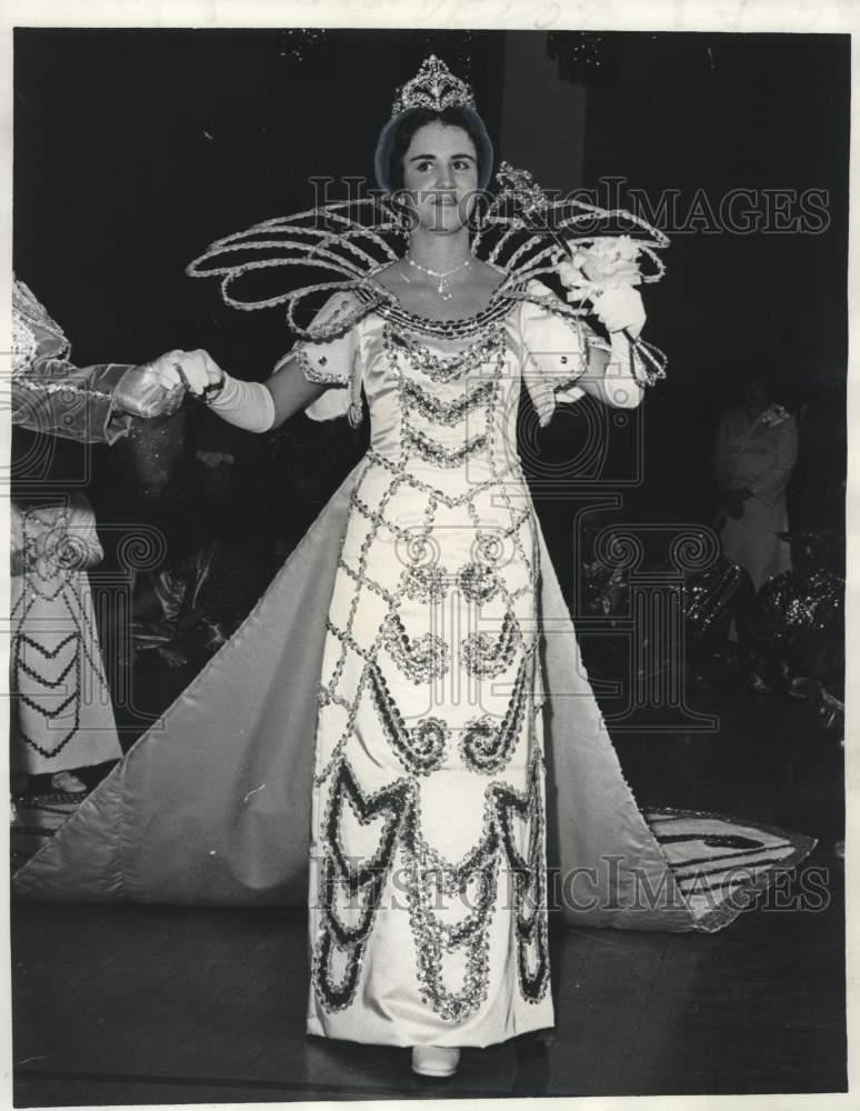 1975 Press Photo Sandra Menge, Krewe of Grela's 28th annual Carnival gala queen