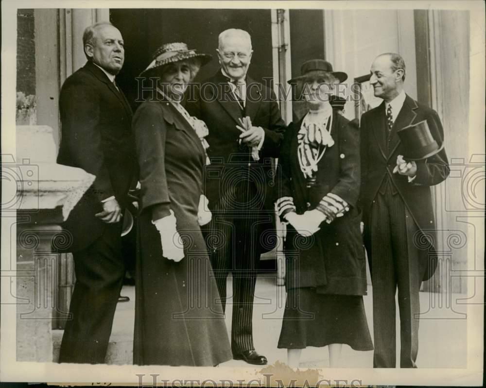 1934 Press Photo Americans visit Lafayette Exhibit in Paris - lry14355