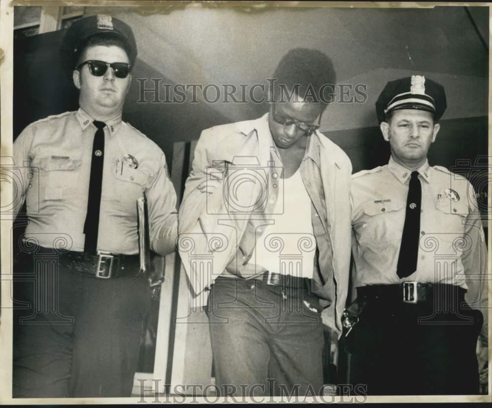 1970 Press Photo Whitney National Bank Bandit William Wilson with Police Officer