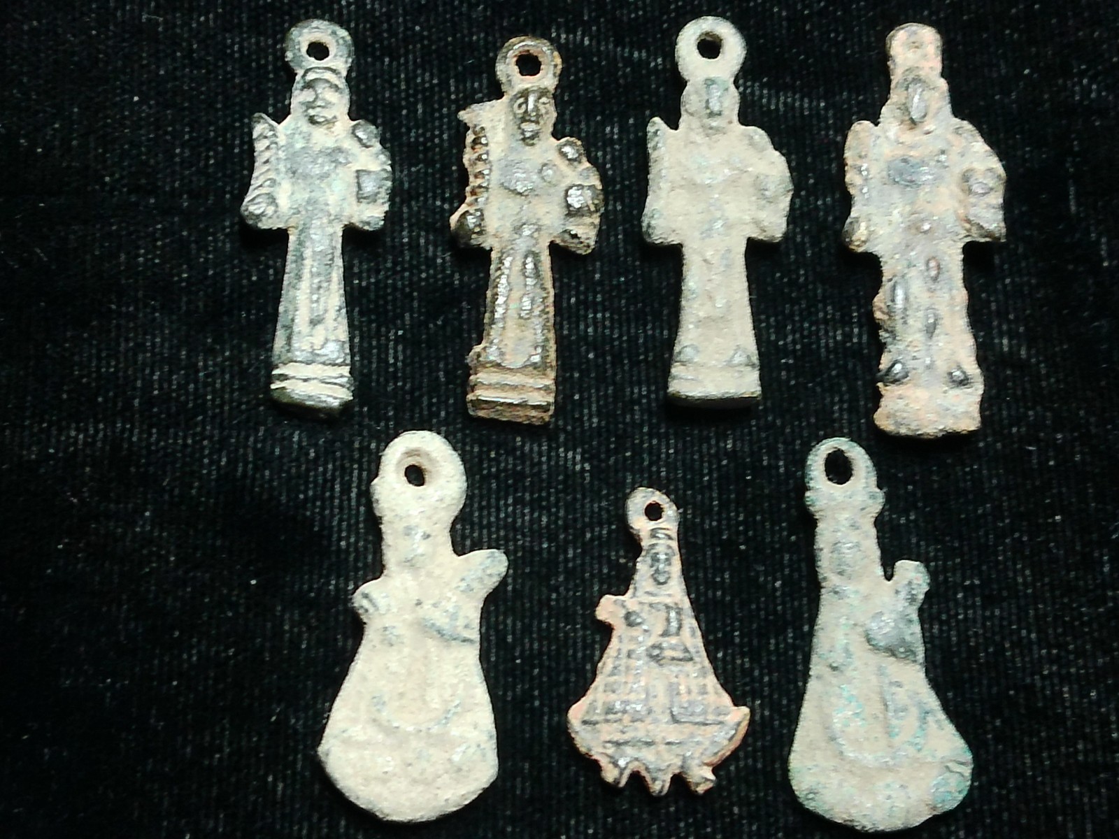 Dug 17th - 18th C Spanish Colonial Pilgrimage / Devotional Medals / Pendants (7)