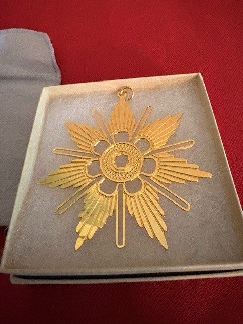 Metropolitan MMA Goldstar 2004 Christmas Ornament