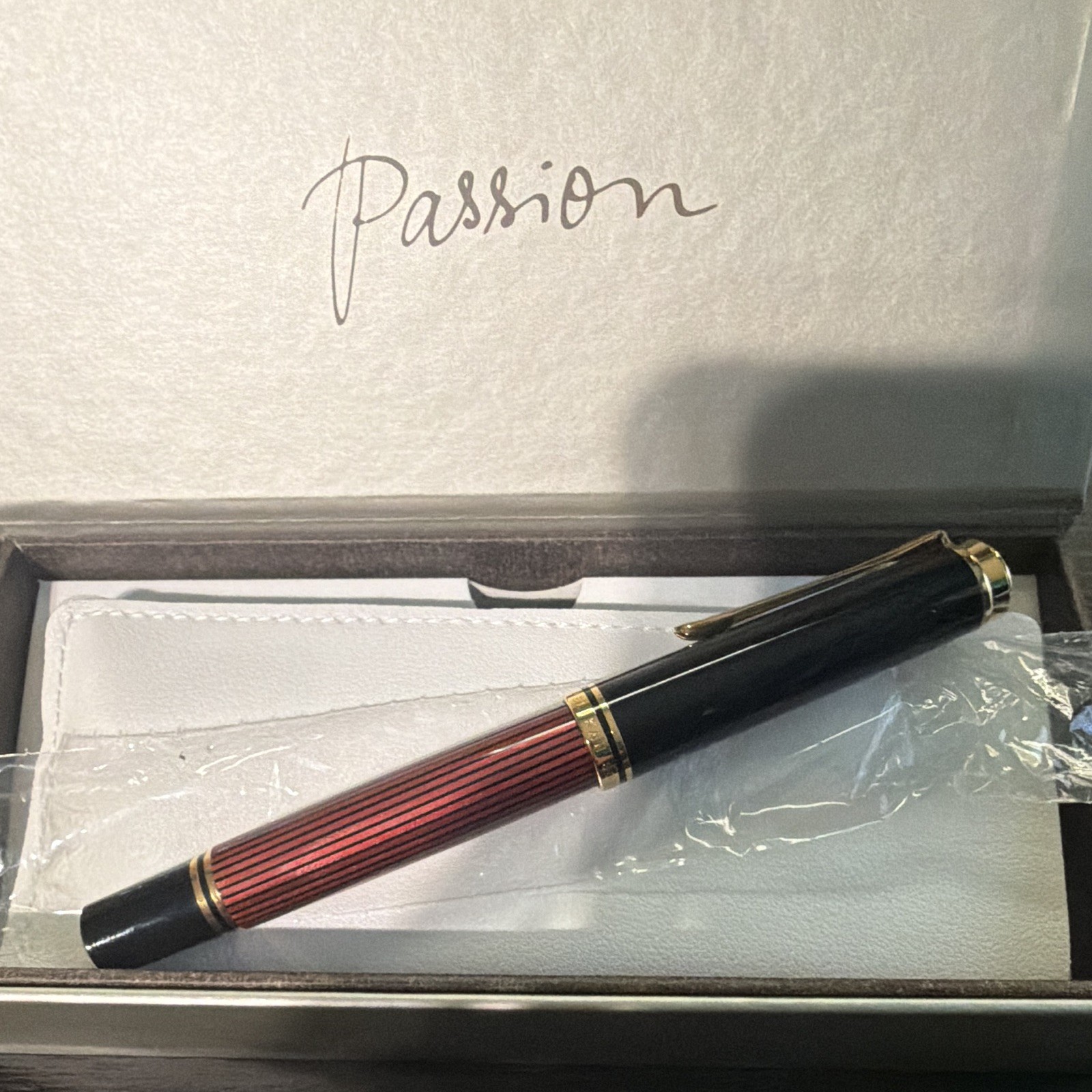 Pelikan Souveran M800 Fountain Pen in Black & Red with Gold Trim  (F)- 18K Gold