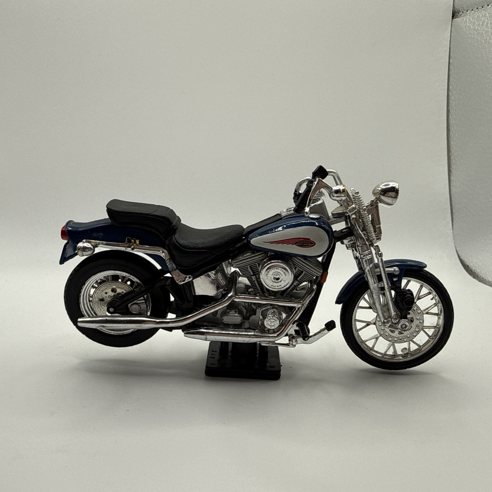 Maisto BAD BOY HARLEY DAVIDSON MOTORCYCLE Red Wing Diecast 5.25