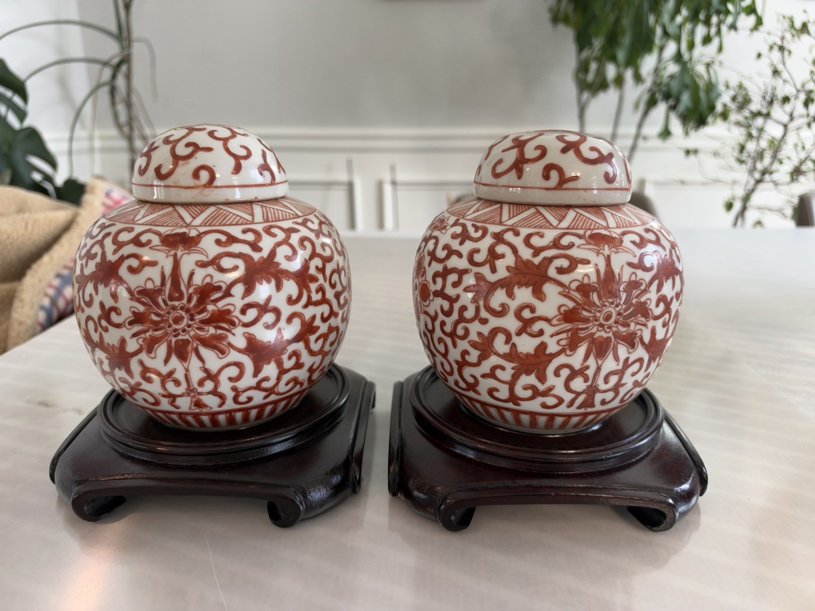 A pair of  Chinese antique 19th century  porcelain ginger jars red color