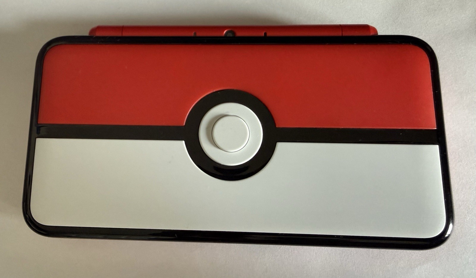 Nintendo 2DS XL Poké ball, Charger + 4 Games (Zelda x2, Golden sun dark dawn…)