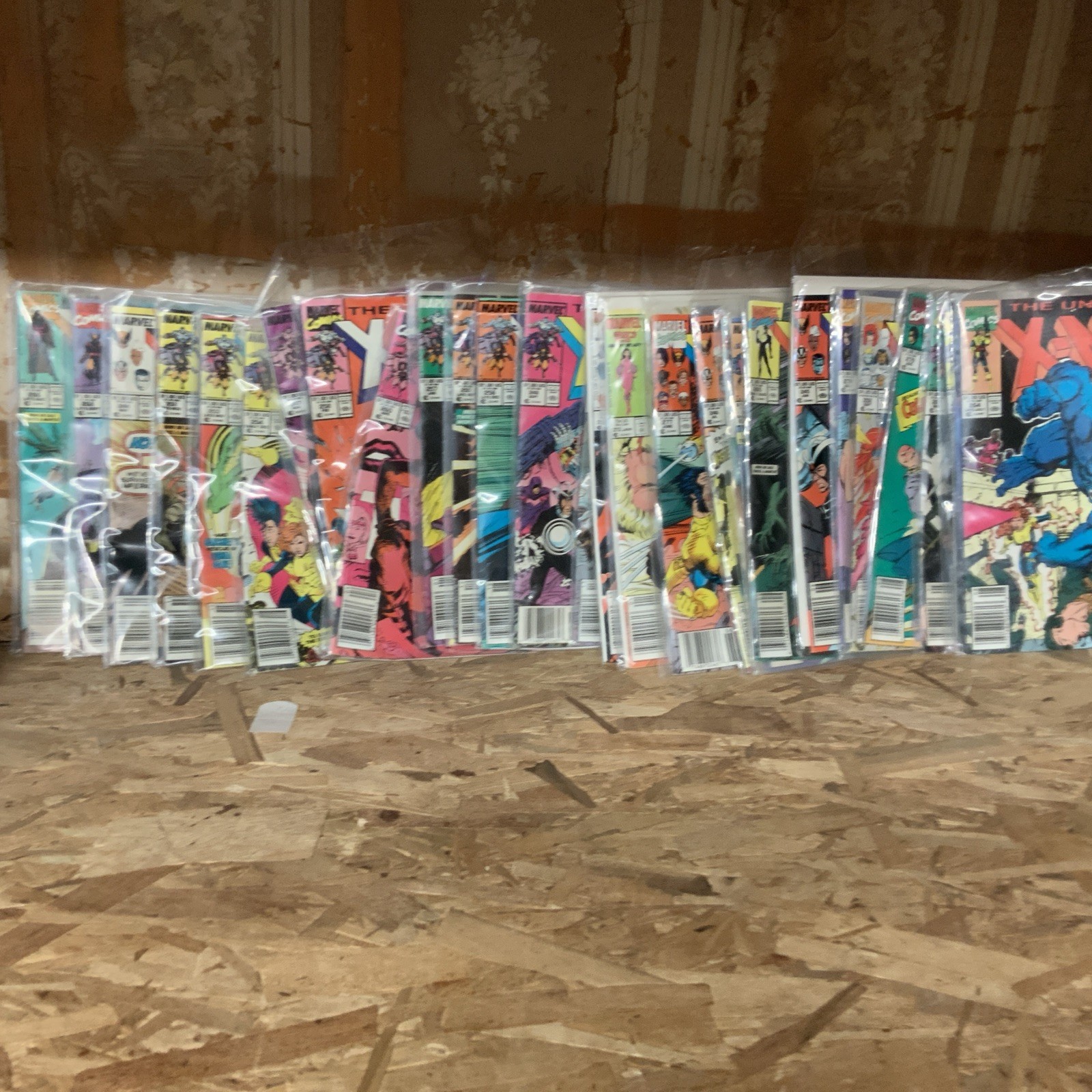 27 X-Men 200 series comic books sold as a lot 