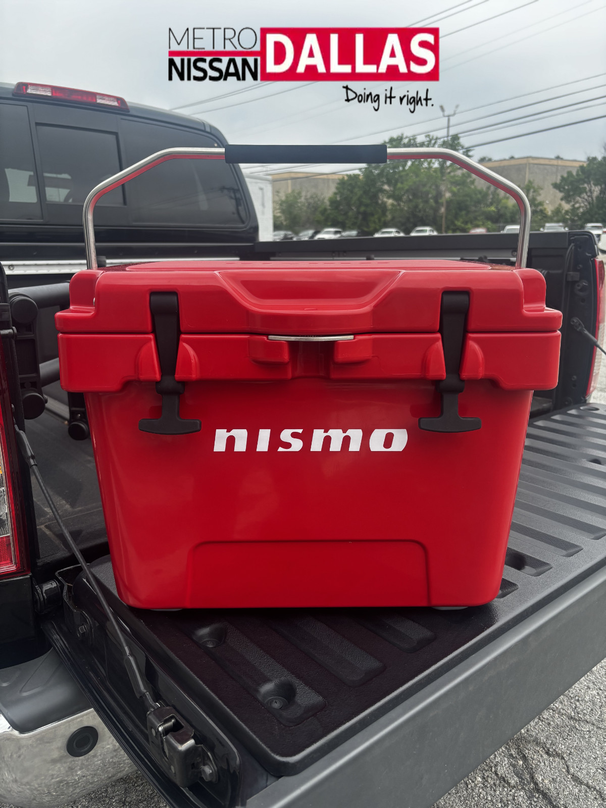 T99C9-25QRD Nismo Red 25-Quart Ice Box - Nissan