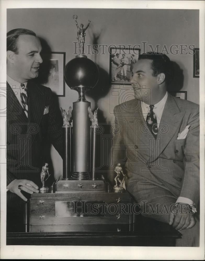 1943 Press Photo Art Flynn, Harry Wismer for sports commentary on air