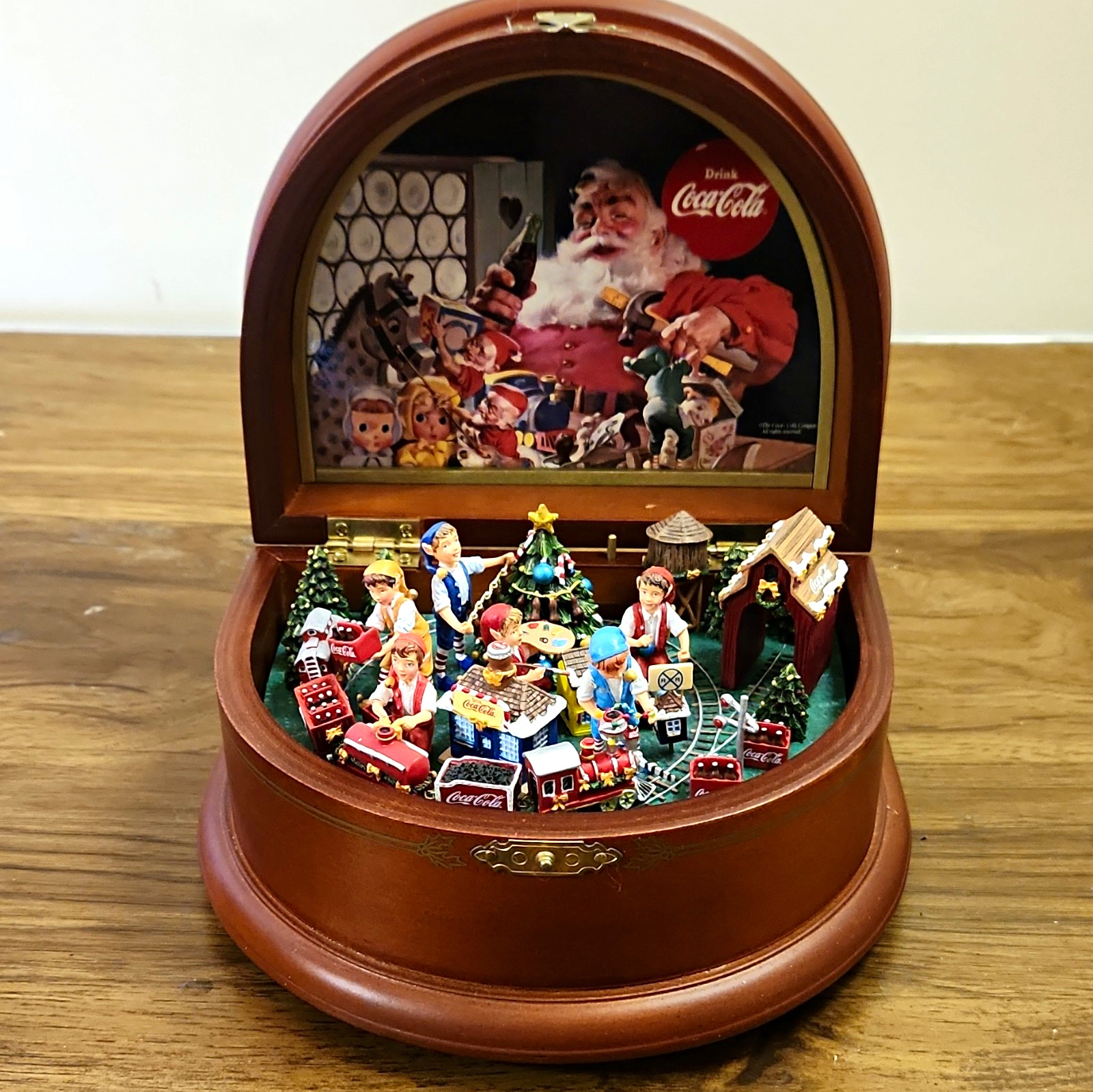 Danbury Mint Coca-Cola Santa's Workshop Christmas  Musix Chest