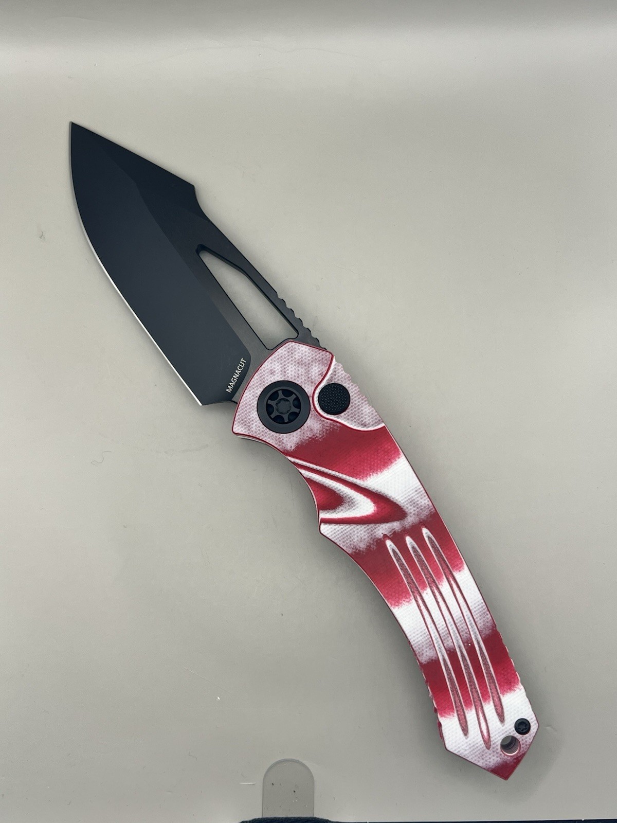 Heretic Pariah Manual Button Lock DLC Candy Cane G10 Handle MagnaCut Blade