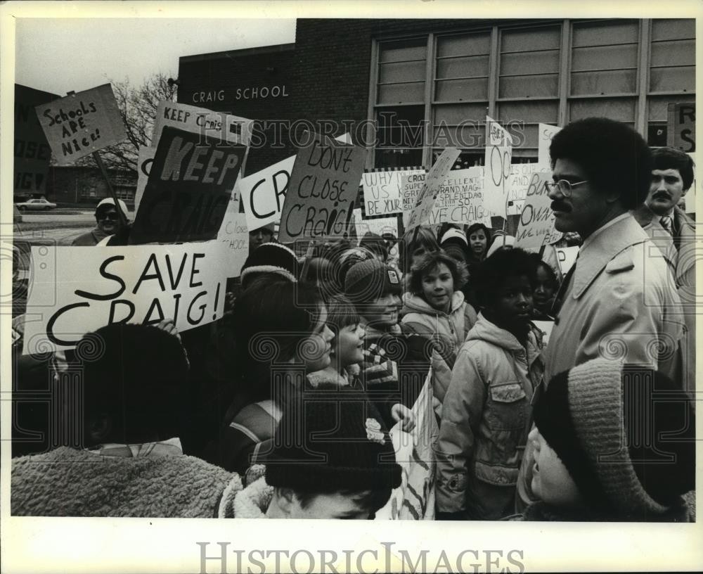 1980 Press Photo Young students protest over Milwaukee Public School closures