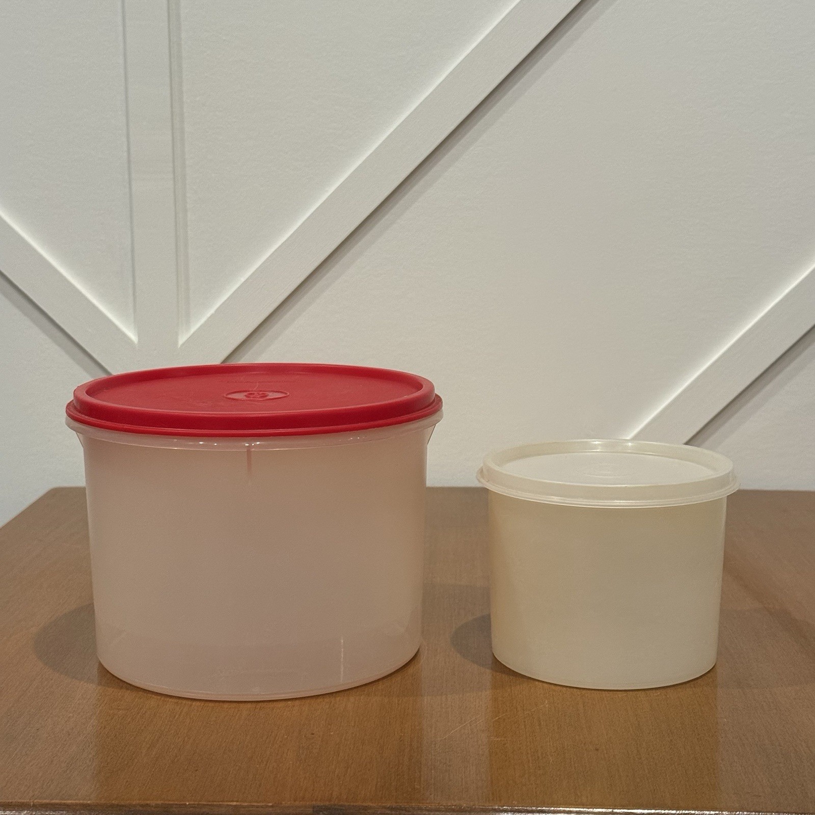 Tupperware Round Storage Containers 264 Red 250 Clear w/ Lids Set Of 2