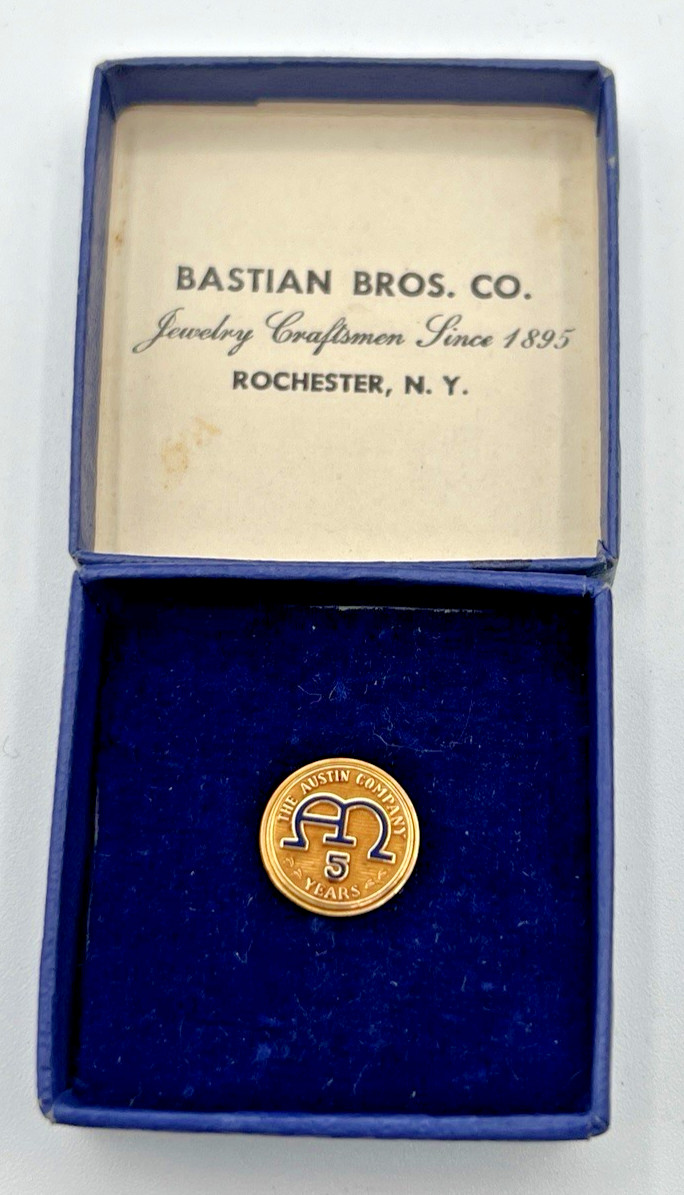 VINTAGE 14K SOLID GOLD THE AUSTIN COMPANY 5 YEAR SERVICE PIN BASTIAN BROS BOX