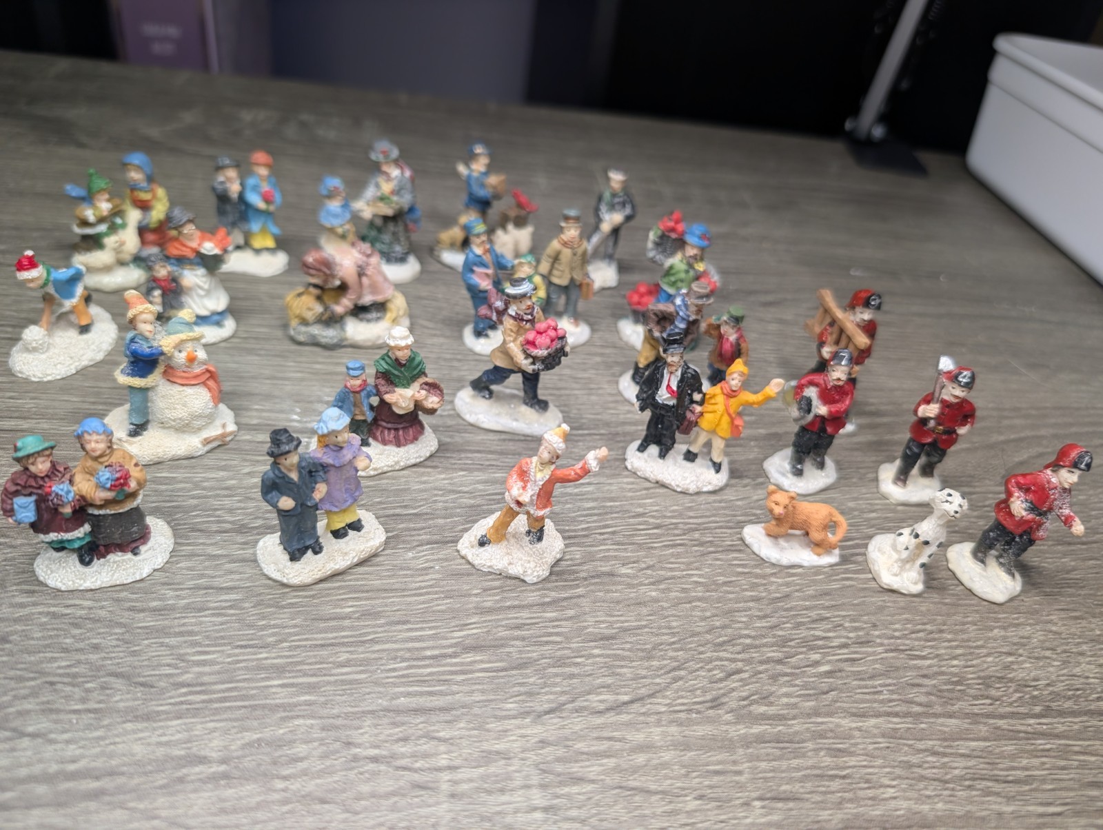 Cobblestone Corners Christmas Village Townspeople Figurines Lot 18pc