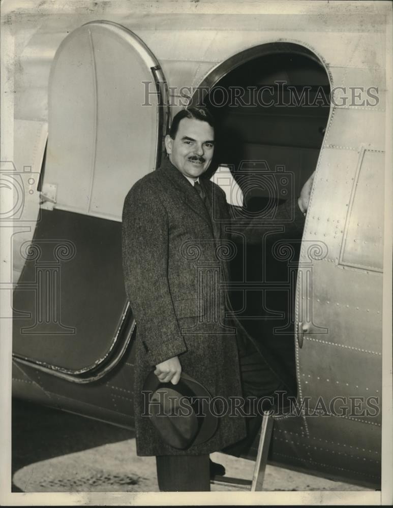 1941 Press Photo District Attorney Thomas E. Dewey Boards Army Bombing Plane