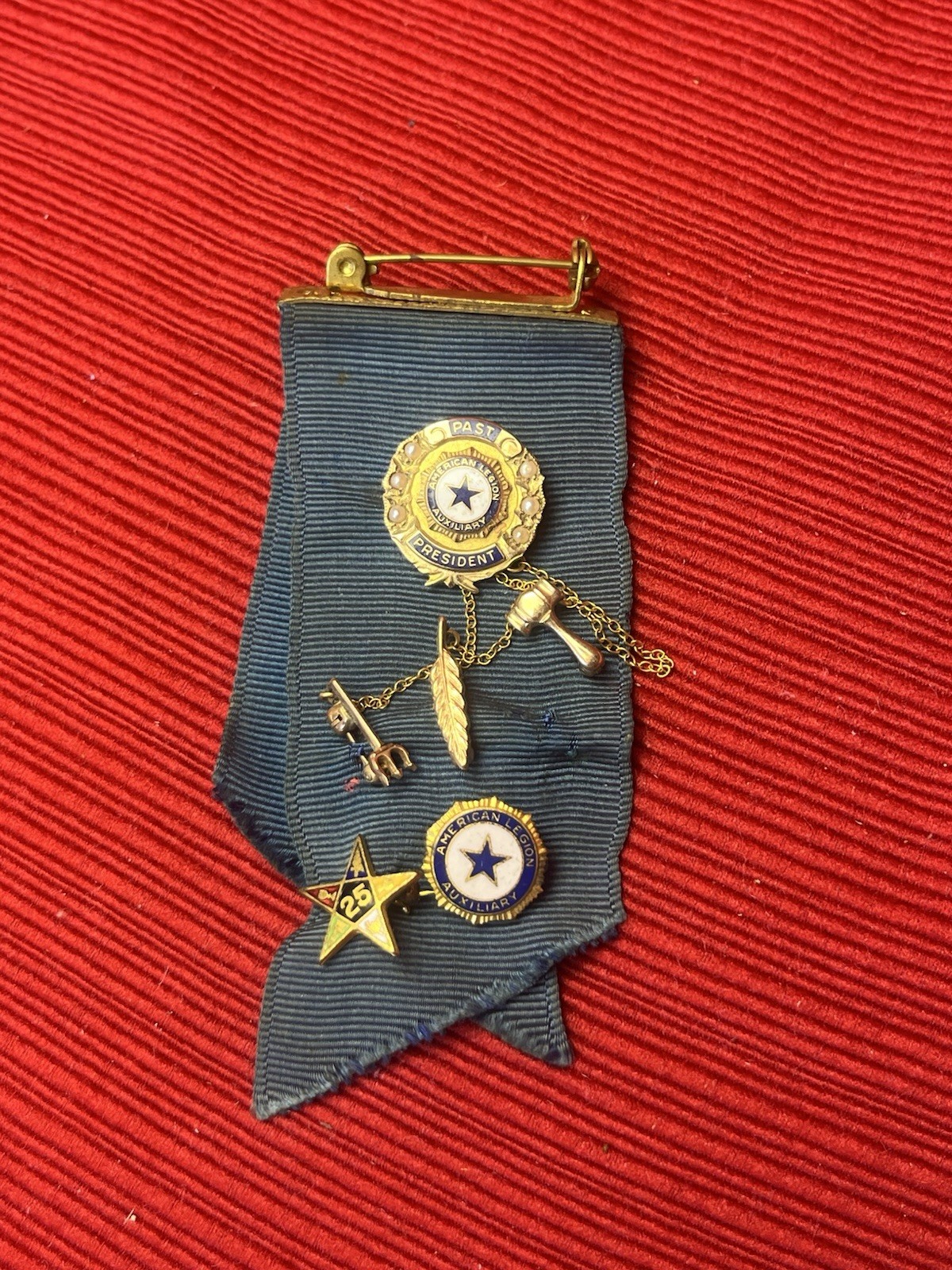 10K Yellow Gold Vintage American Legion Auxiliary Past President Pin with Gavels