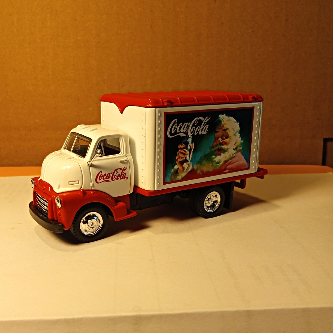 Coca-Cola Diecast Delivery Box Truck Santa Graphic Opening Rear Doors Red White