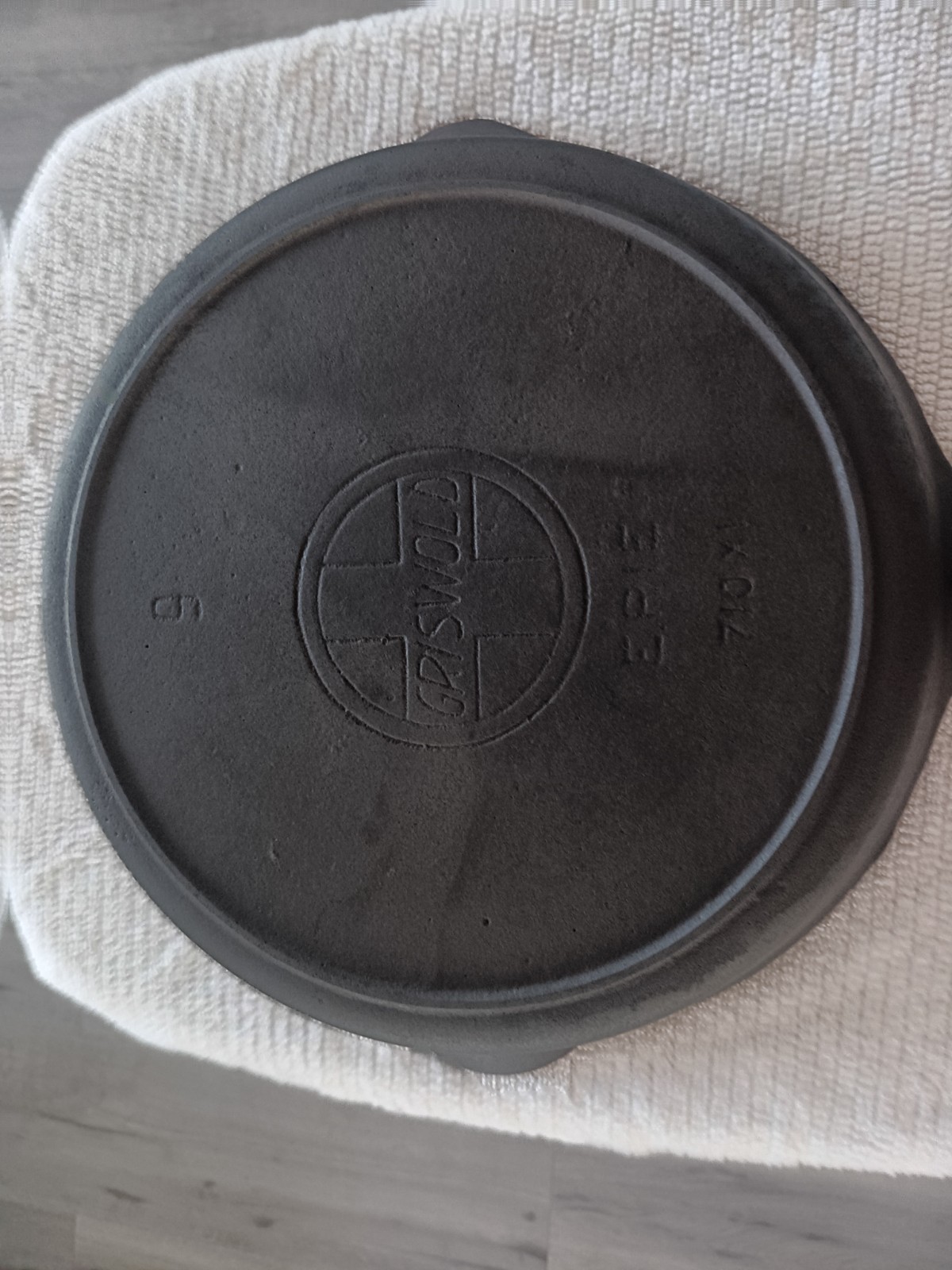 VTG,Griswold#9castIron Skillet 710,LBL,SLANT,ERIE,1906-1912 Heat Ring,Dead Flat,