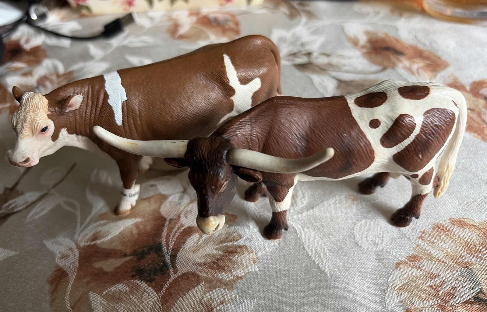 Schleich  Simmental Cow and a Longhorn-style bull Figures Brown And Whit