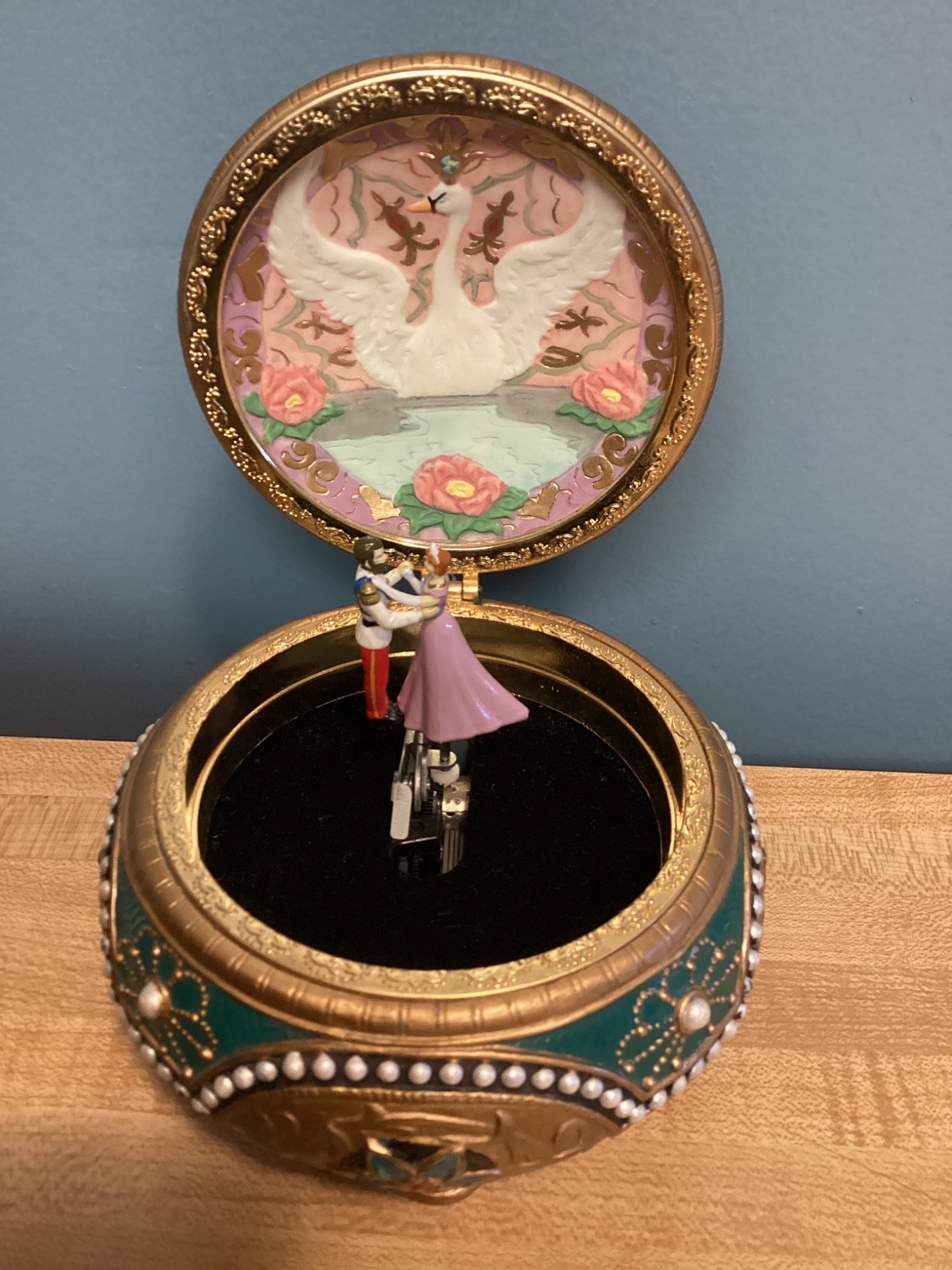 1997 SAN FRANCISCO MUSIC BOX CO. ANASTASIA / ONCE UPON A DECEMBER MUSIC BOX VGUC