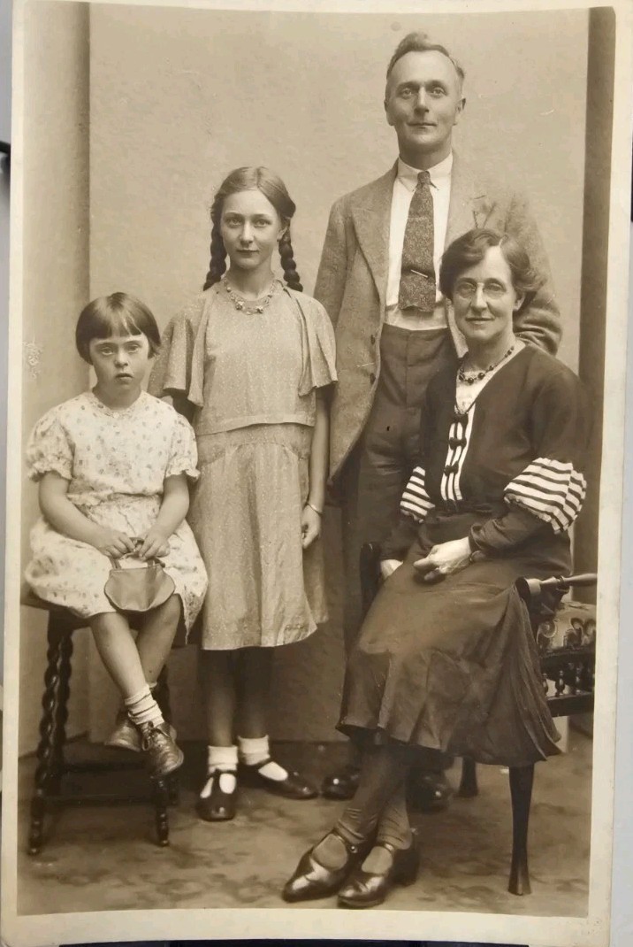Antique 1920s Family Portrait Gt Yarmouth - Social History Interest RPPC