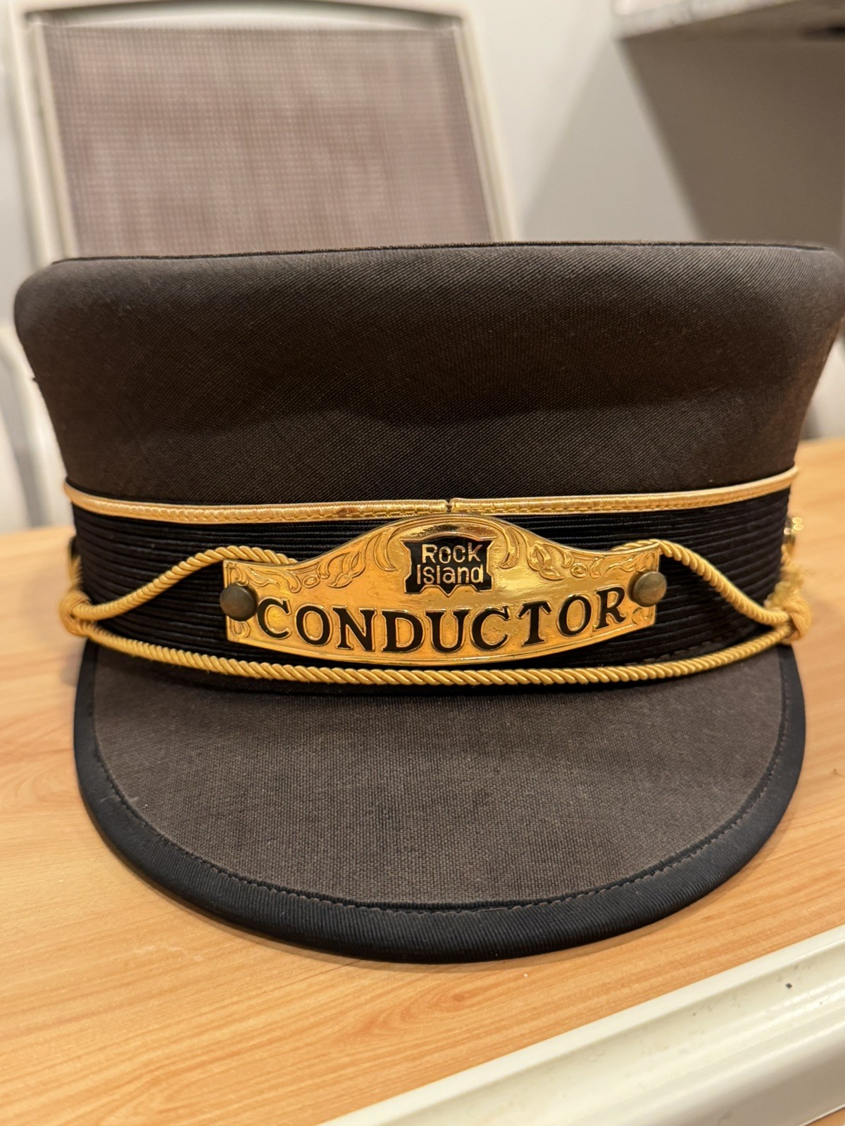 RARE VINTAGE CHICAGO ROCK ISLAND & PACIFIC RAILROAD CONDUCTOR HAT W BADGE