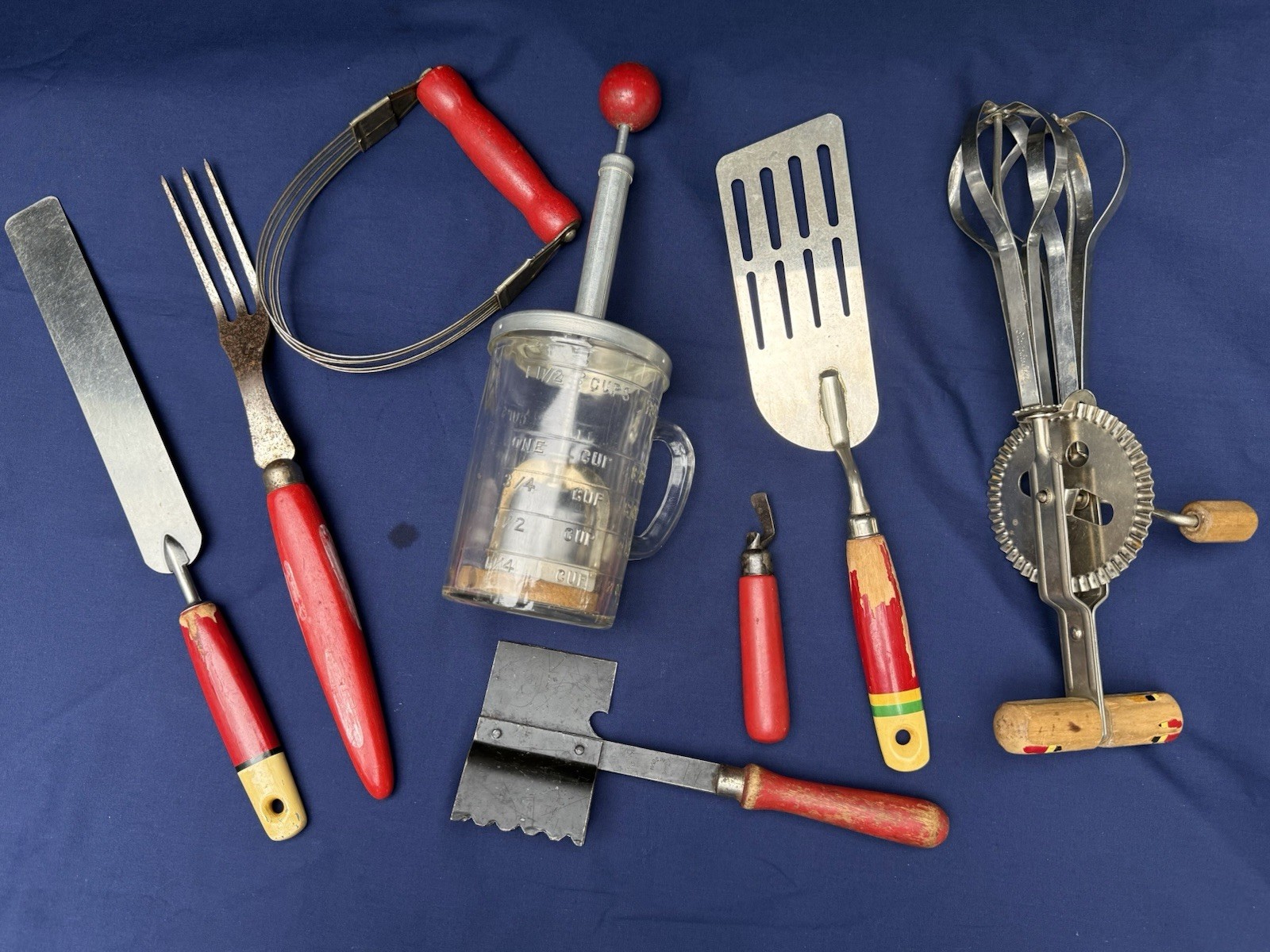 VINTAGE / ANTIQUE RED HANDLE KITCHEN UTENSILS DAZEY, A& J, SLICER, TENDERIZER &