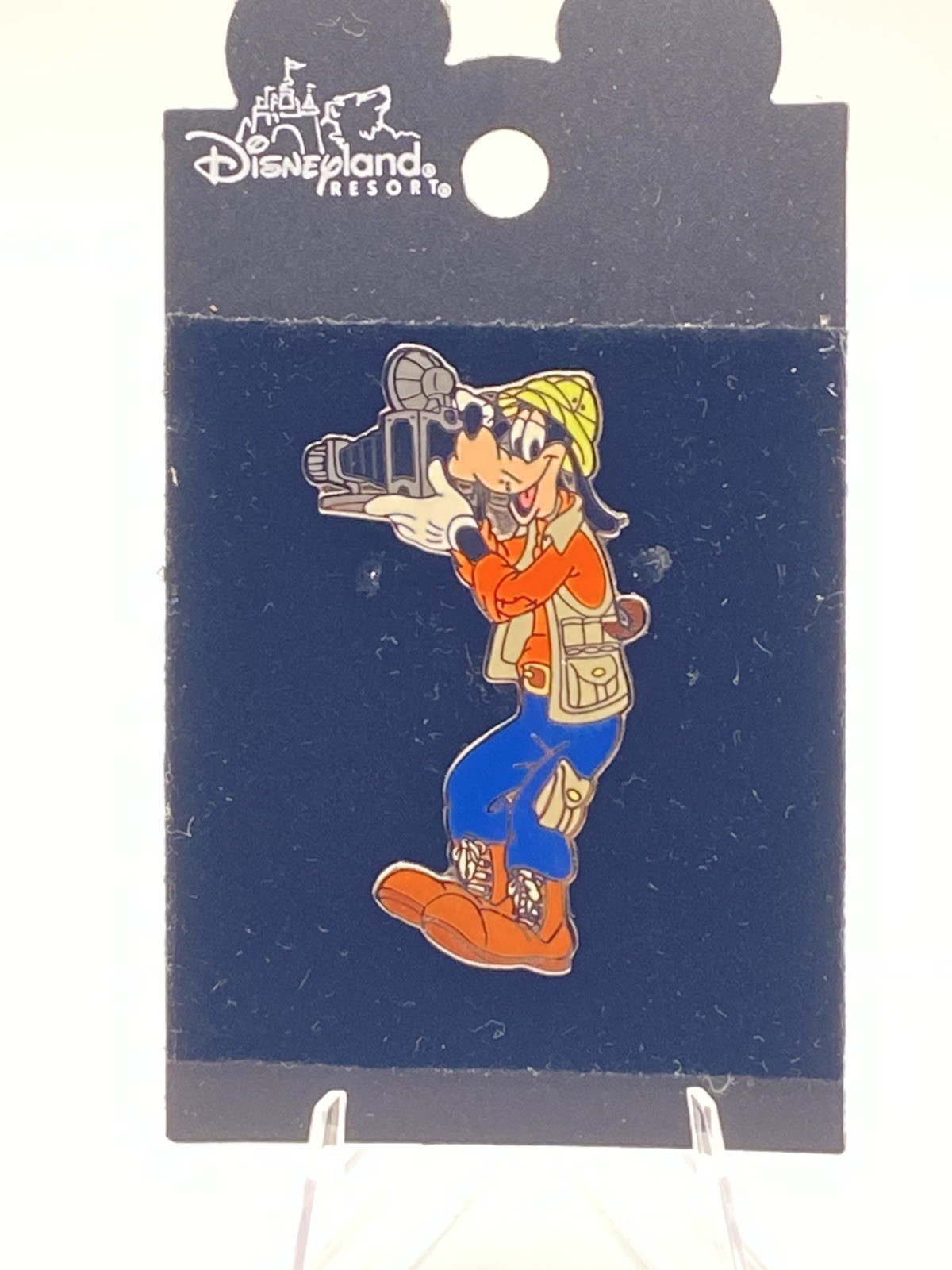 Disney DLR Safari Photographer Goofy Holding a Camera Disneyland Resort pin