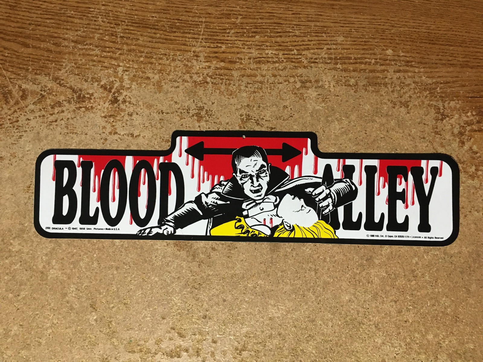 1988 H&L MONSTER ALLEY DRACULA VAMPIRE PLASTIC NOVELTY STREET SIGN 18\