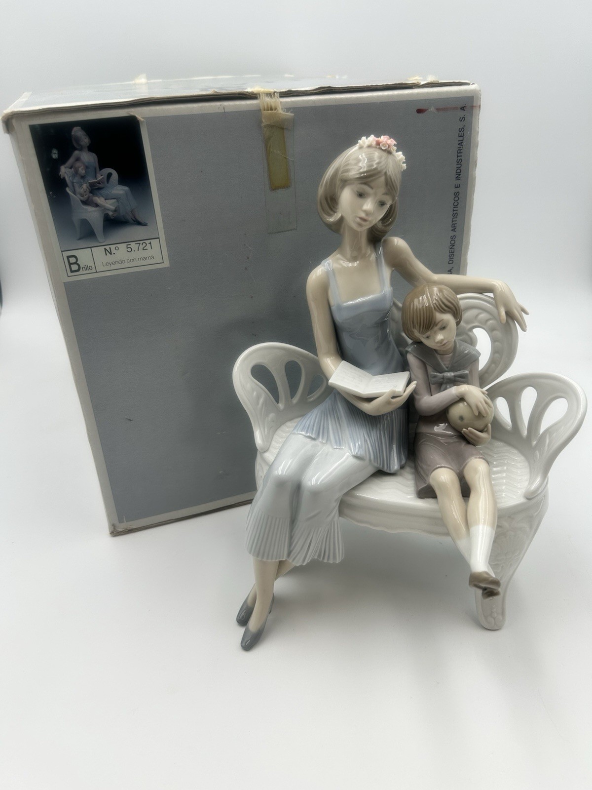Lladro 5721 Once Upon a Time - Mother and child
