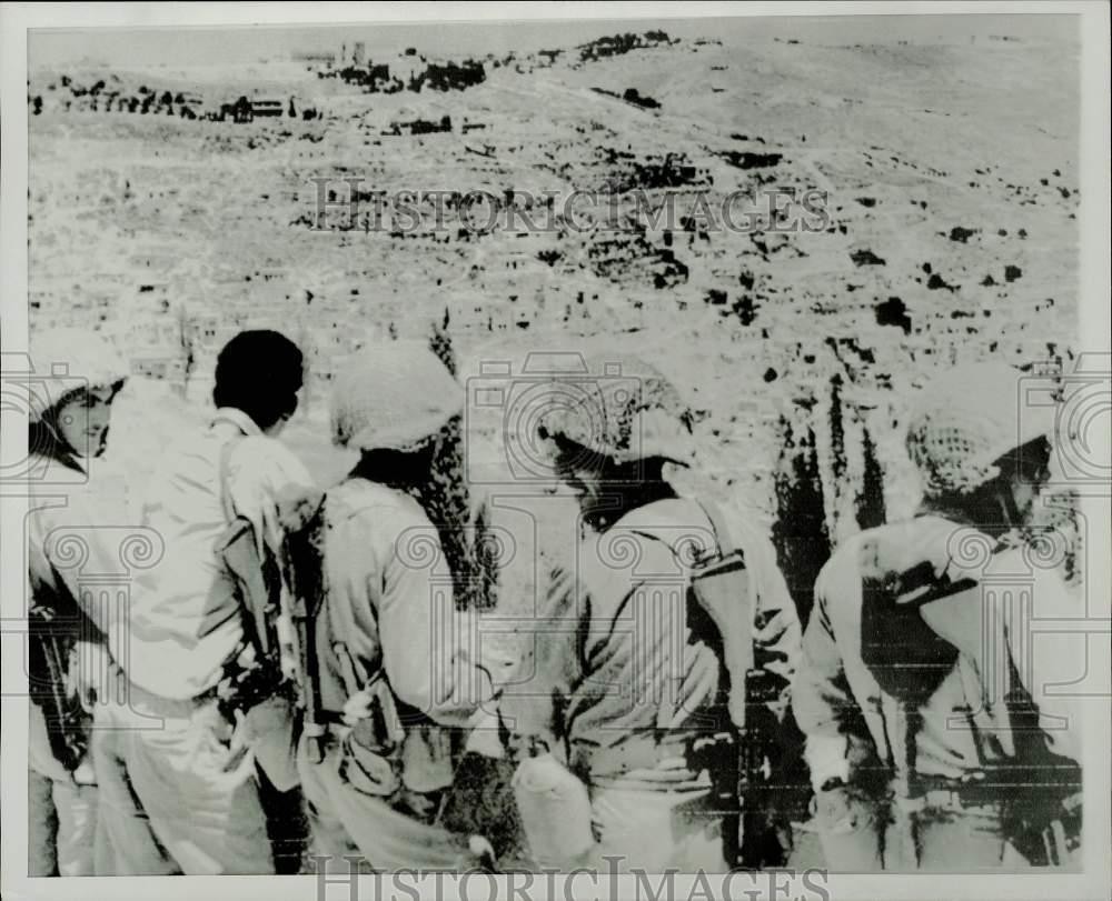 1967 Press Photo Israeli troops view Jordanian section of Jerusalem. - kfx34977