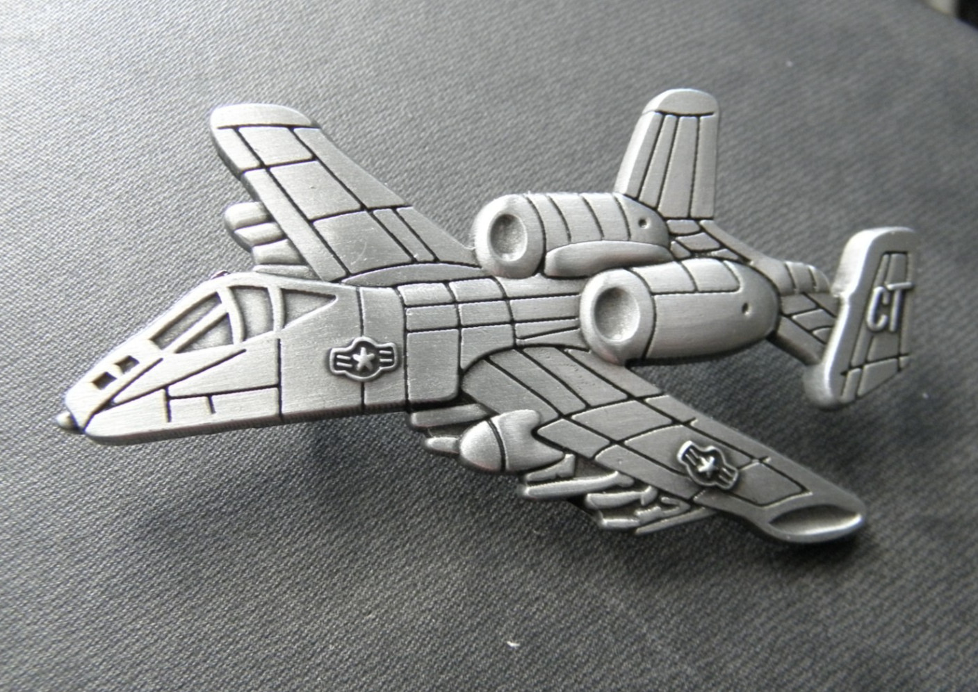 WARTHOG THUNDERBOLT A-10 AIR FORCE ATTACK AIRCRAFT JACKET HAT PIN BADGE 2.6 