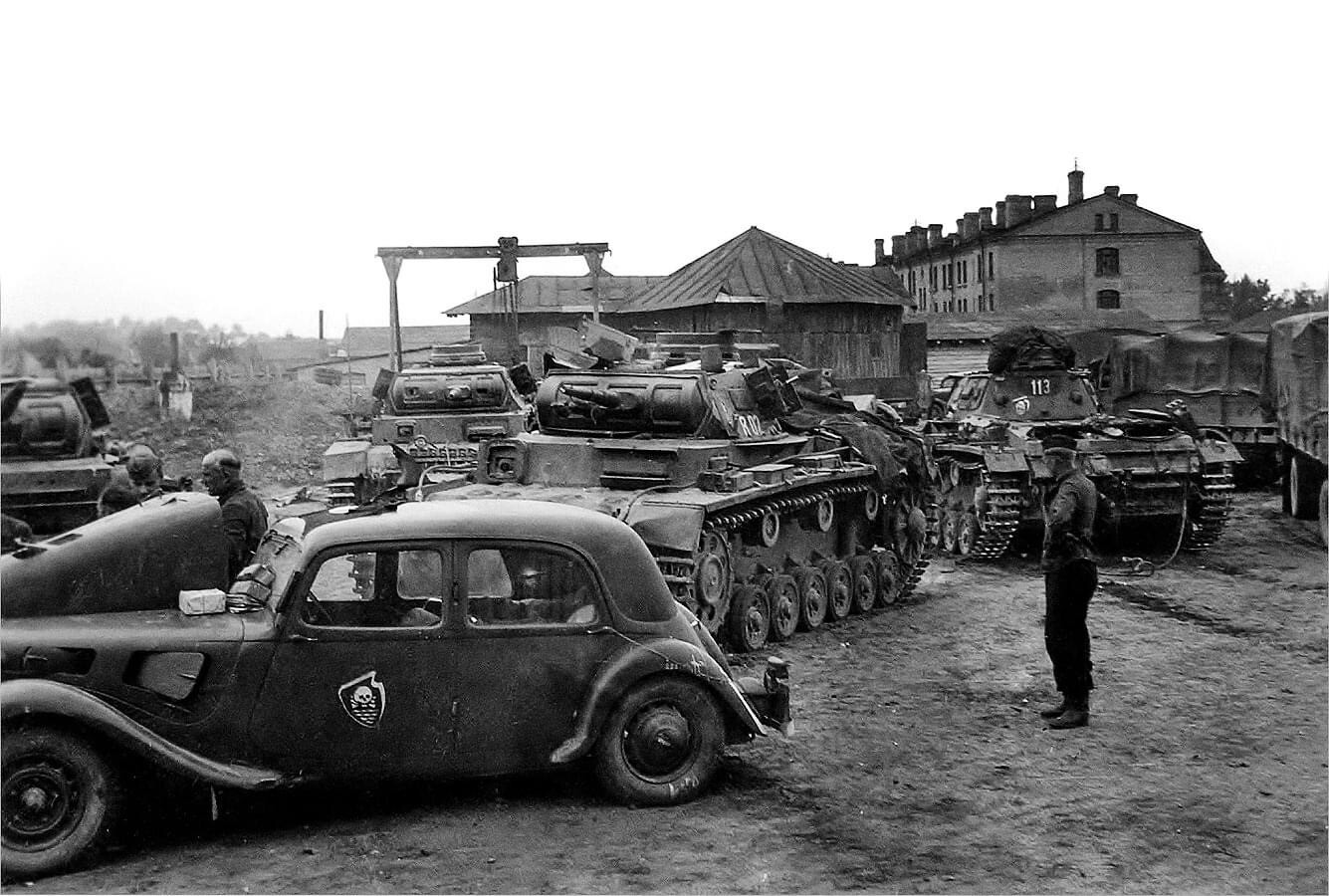 WW2 WWII Photo German Panzer  Tanks in Russian Village  World War Two 4381