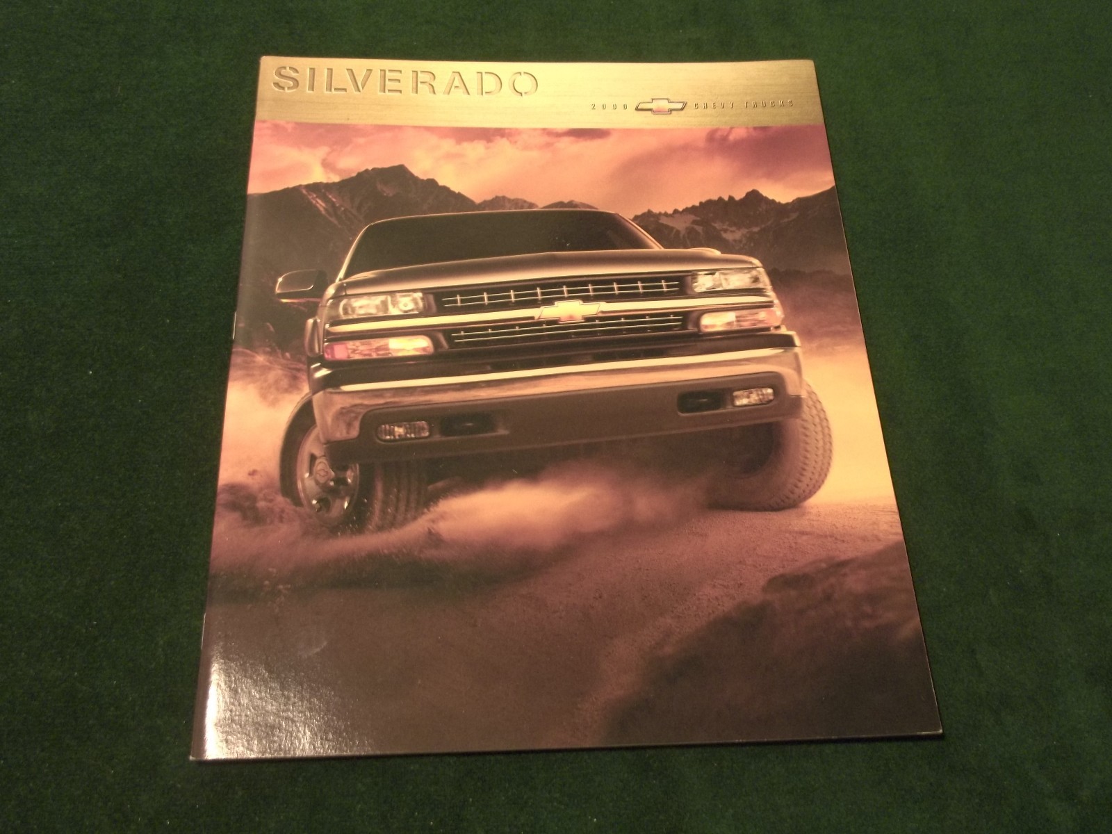 MINT 2000 CHEVY SILVERADO SALES BROCHURE 44 PAGES 9 X 11 W/COLOR CHART (BOX 536)