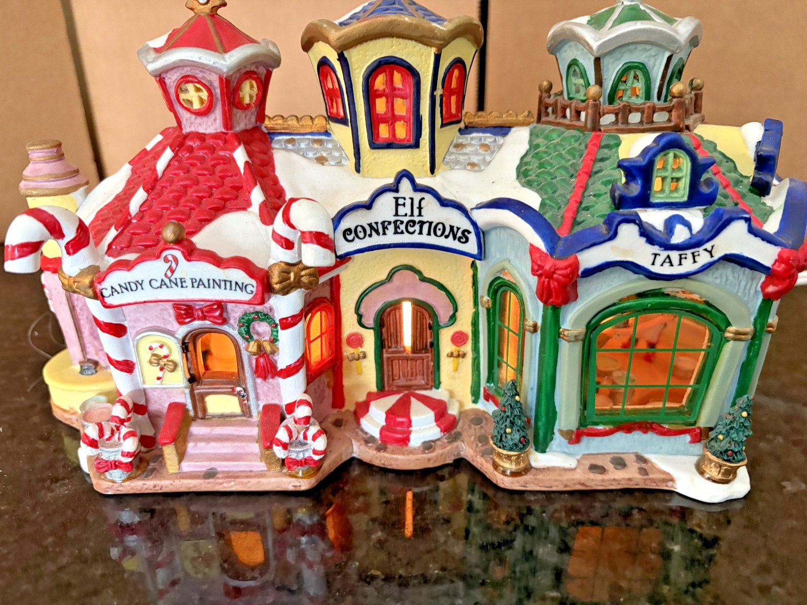 TITLE: Lemax Elf Confections #05500 Santa's Wonderland 2000 Retired Lighted Vill