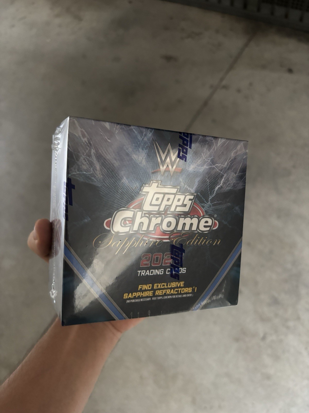 Topps 2023 Chrome WWE Sapphire Edition Box 32 Cards, 1 Autograph per Box