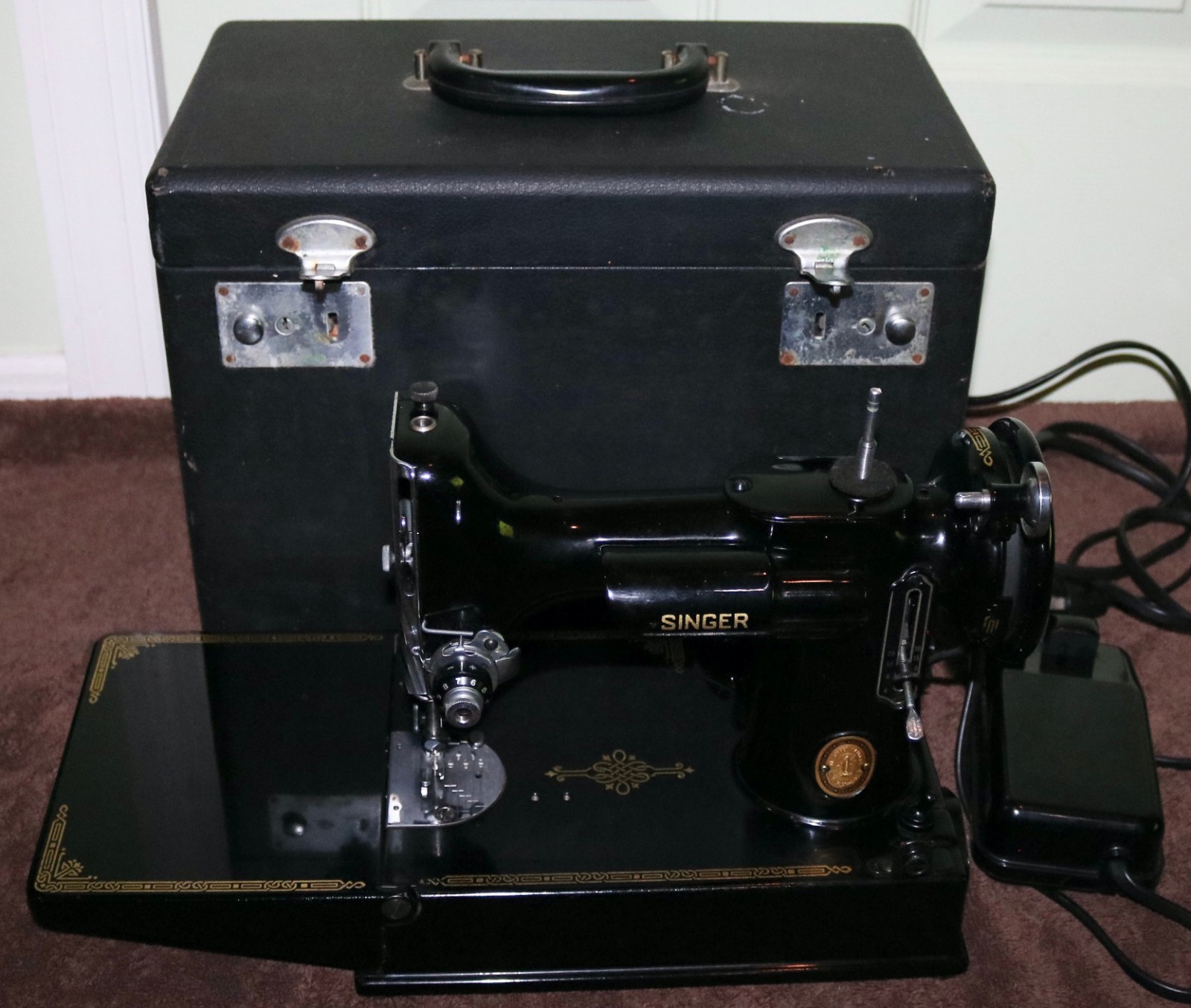 SINGER 221 FEATHERWEIGHT SEWING MACHINE WITH CASE