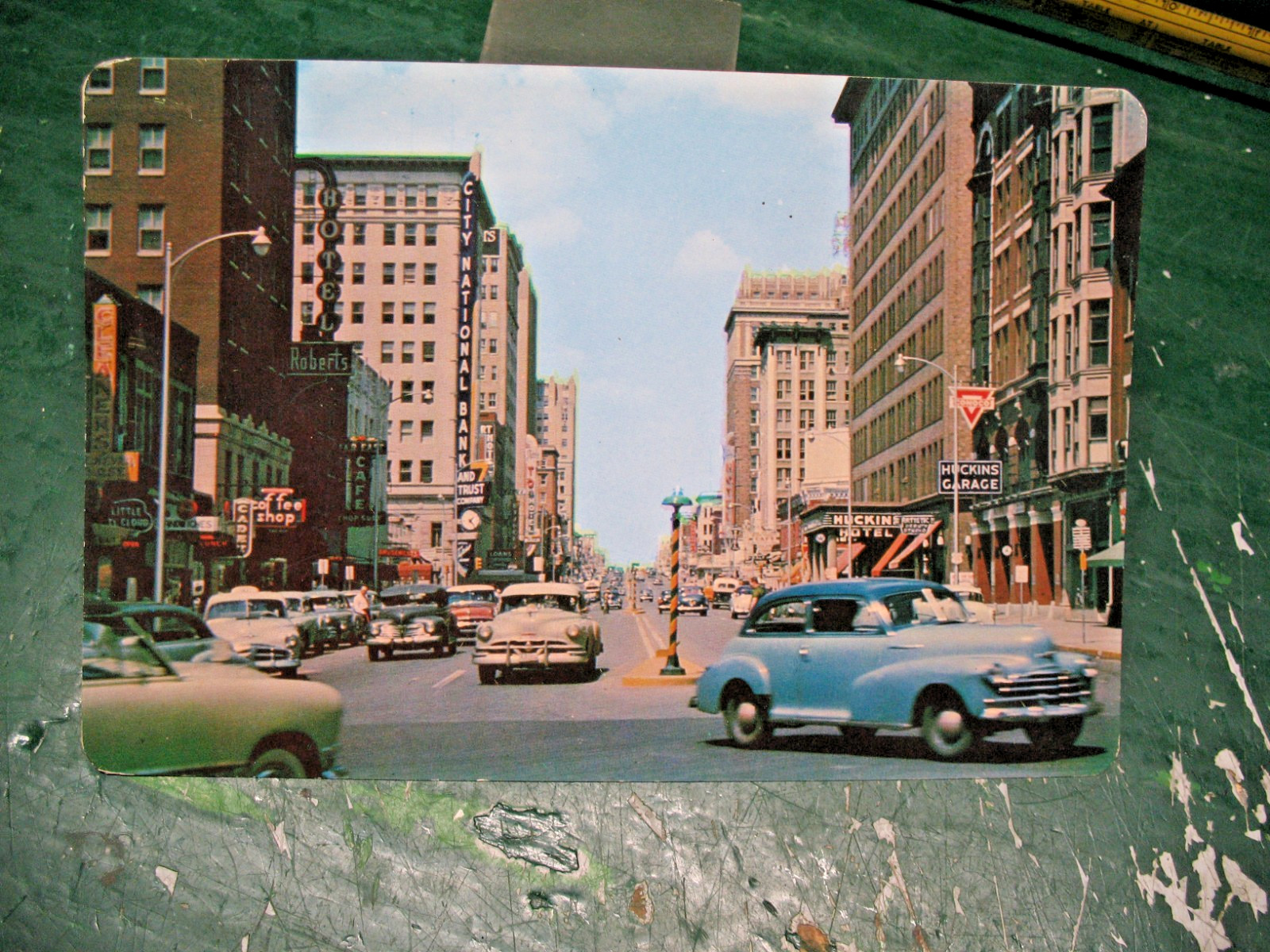 OKLAHOMA CITY GIANT  POSTCARD  LOOKING NORTH ON BROADWAY DOWNTOWN BUSINSS AREA