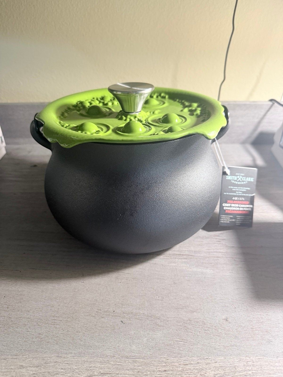 Smith & Clark 4QT Pre-Seasoned Cast Iron Cauldron Green Bubbling Lid Halloween