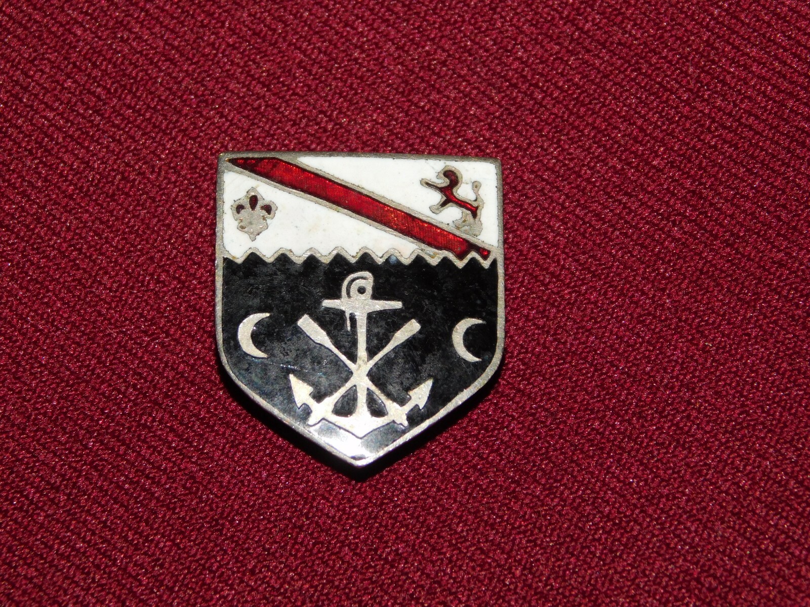 VINTAGE WWII SHIELD PIN WITH LION ANCHOR