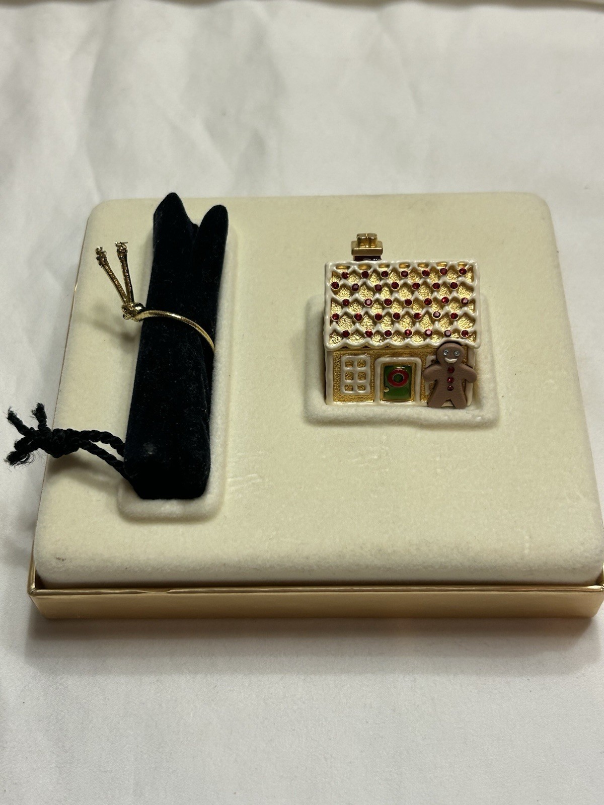 Vintage Estee Lauder Gingerbread House Solid Perfume Compact Pleasures 2000 NIB