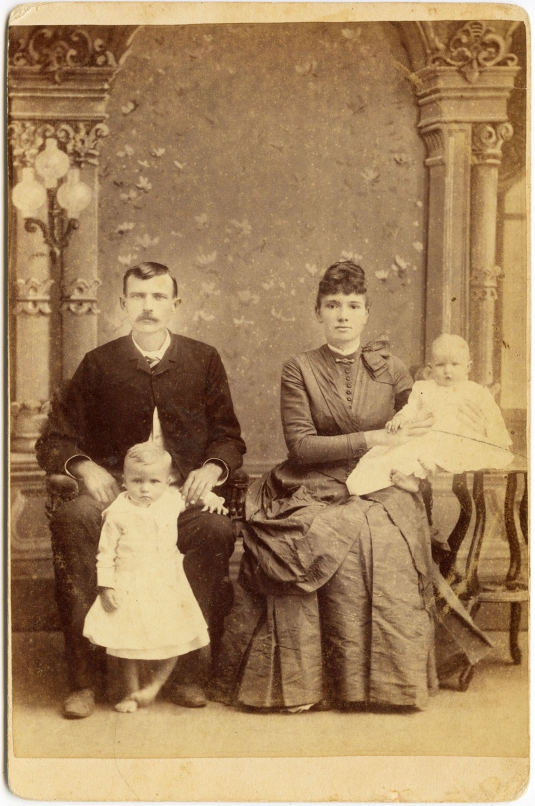 YOUNG FAMILY BY FEY & BRAUNIG CUERO & HALLETTSVILLE, TEXAS CABINET CARD PHOTO