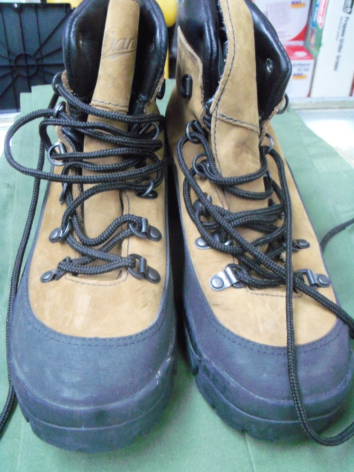 BOOTS, DANNER COMBAT HIKER, (SIZE: 8 R, USED)