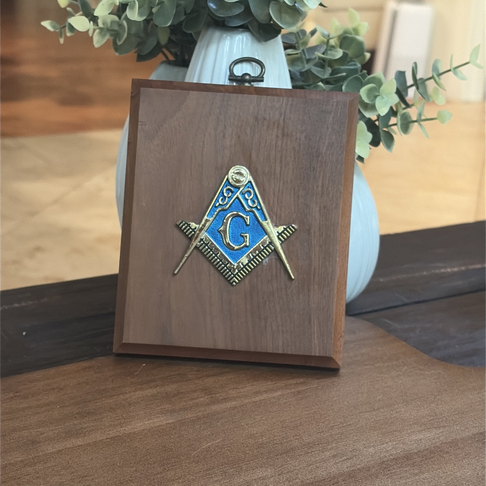 RARE VINTAGE NEW - MASON MASONIC SYMBOL ON WOOD PLAQUE WALL HUNG DECOR