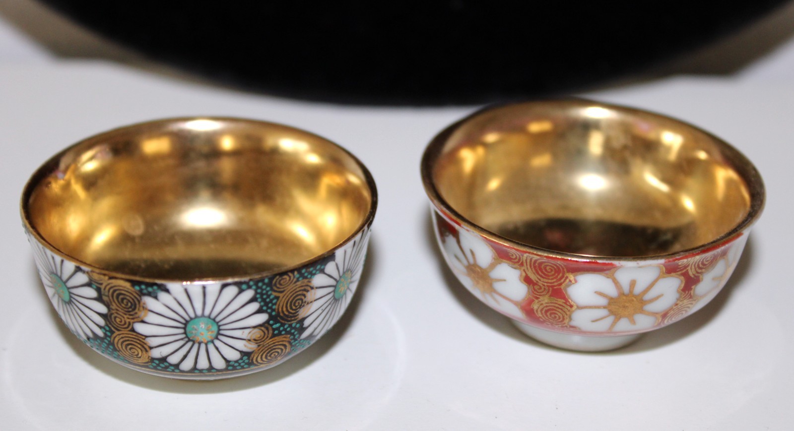 Japanese Gold Kutani Sake Cups Red Green w Chrysanthemum Flowers Signed SET 2